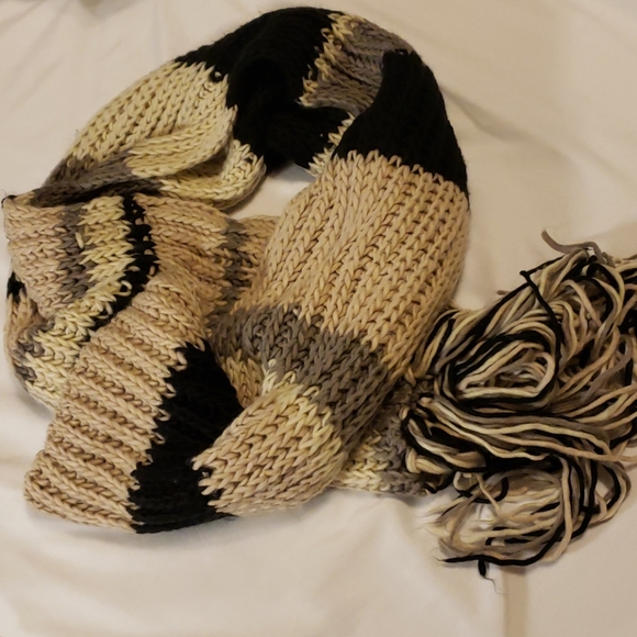 Forever 21 - 90" Soft Striped Knitted Scarf - Picture 3 of 3